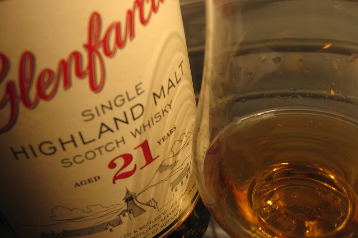 Nhận biết rượu Glenfarclas qua cảm quan khi rót và khi uống