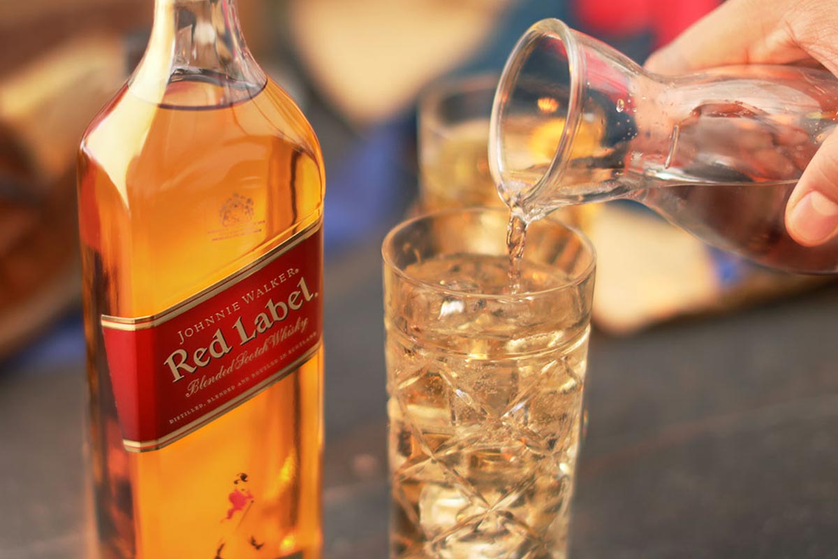 Thêm nước khi uống rượu Johnnie Walker