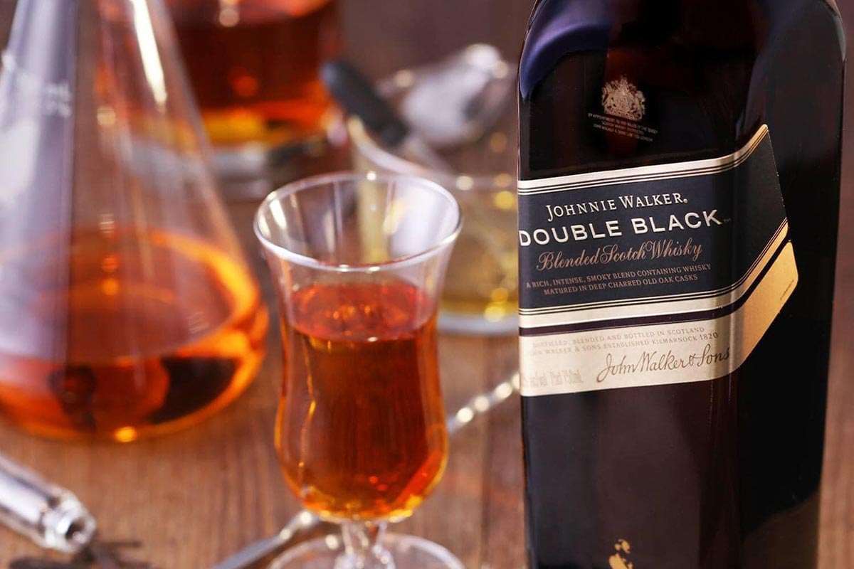 Uống Johnnie Walker nguyên chất