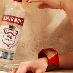 Cách uống vodka an toàn, tỉnh táo lâu, không lo say nhanh