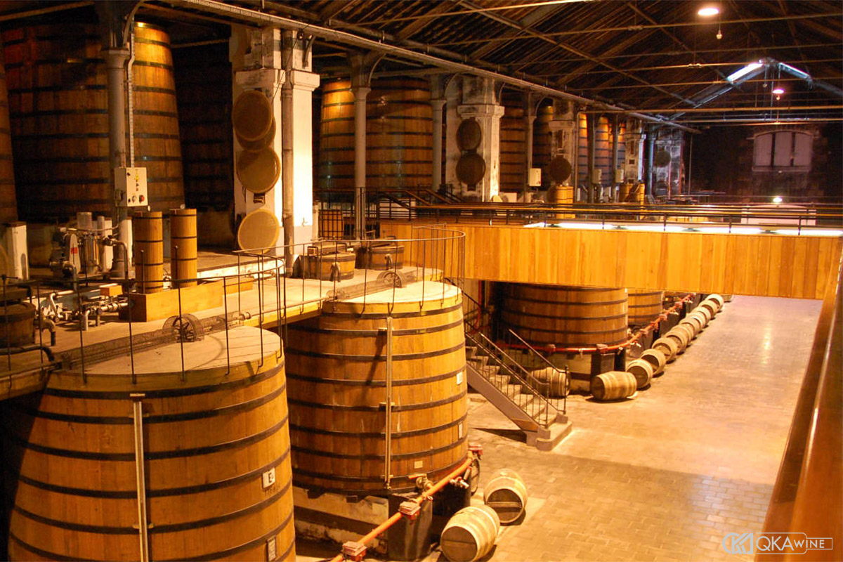 Nghệ thuật ủ Cognac trong thùng gỗ sồi Pháp