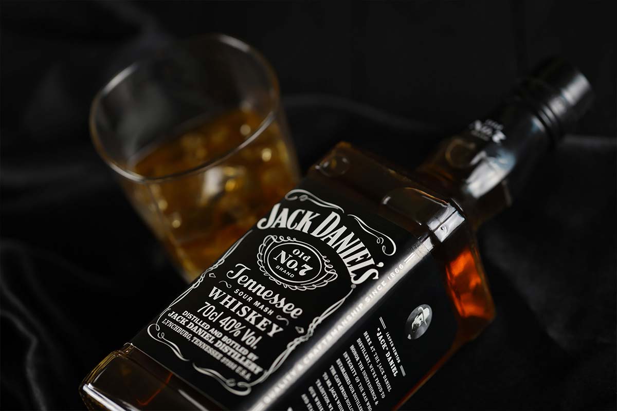 Thiết kế chai vuông và nhãn đen Jack Daniel's
