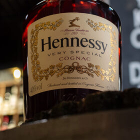 Cách phân biệt rượu Hennessy thật giả như người sành