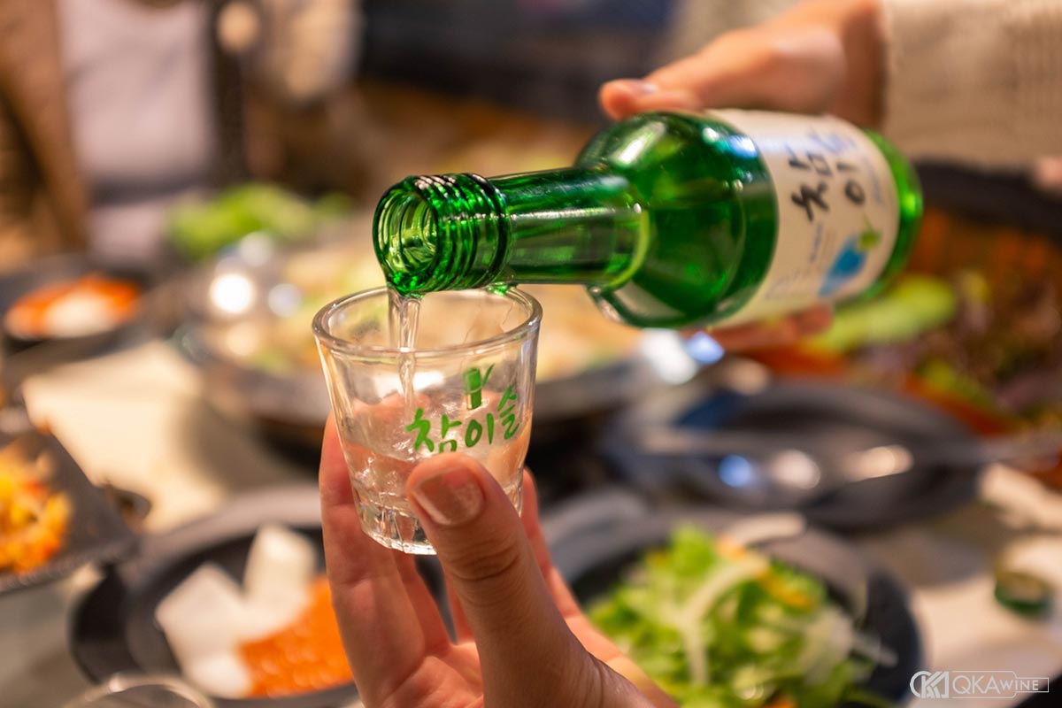 Hướng dẫn uống rượu Soju đúng chuẩn Hàn Quốc