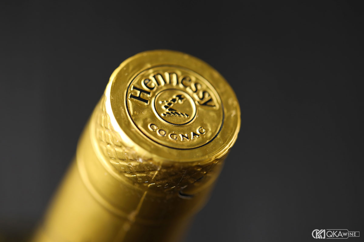 Kiểm tra chai và nắp rượu Hennessy