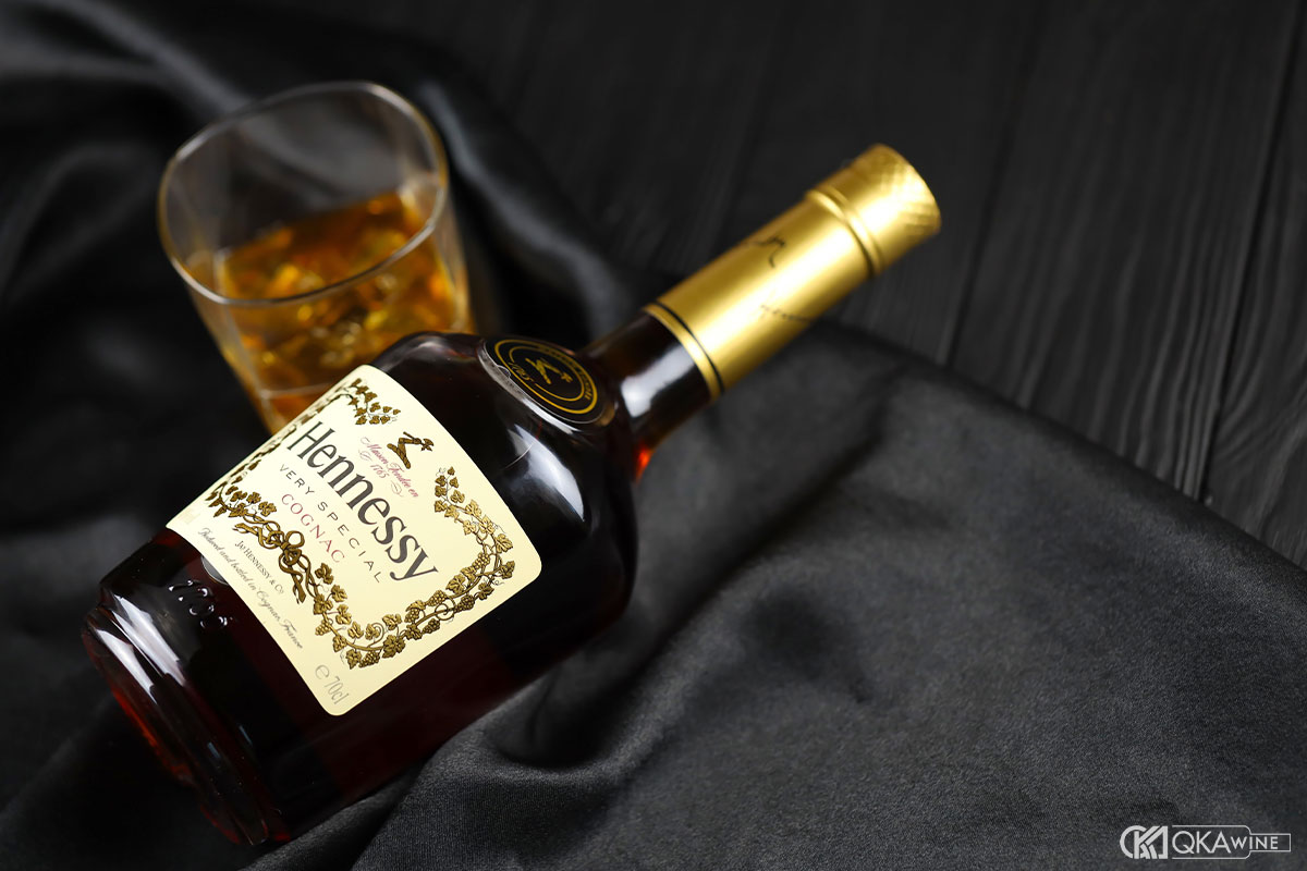 Nhận biết rượu Hennessy thật giả qua màu sắc và hương vị