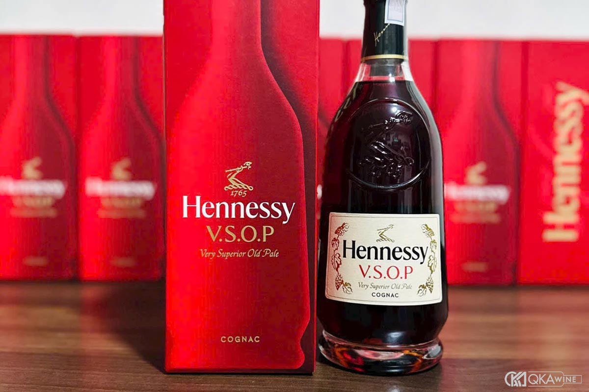 Quan sát bao bì và tem nhãn chai rượu Hennessy