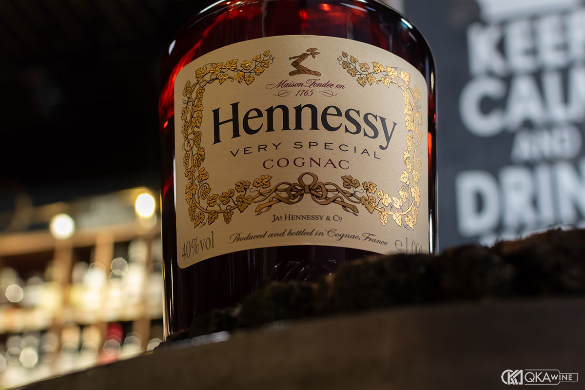 Rượu Hennessy cho gặp gỡ bạn bè và không khí sôi động