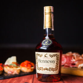 Uống rượu Hennessy ăn gì ngon?