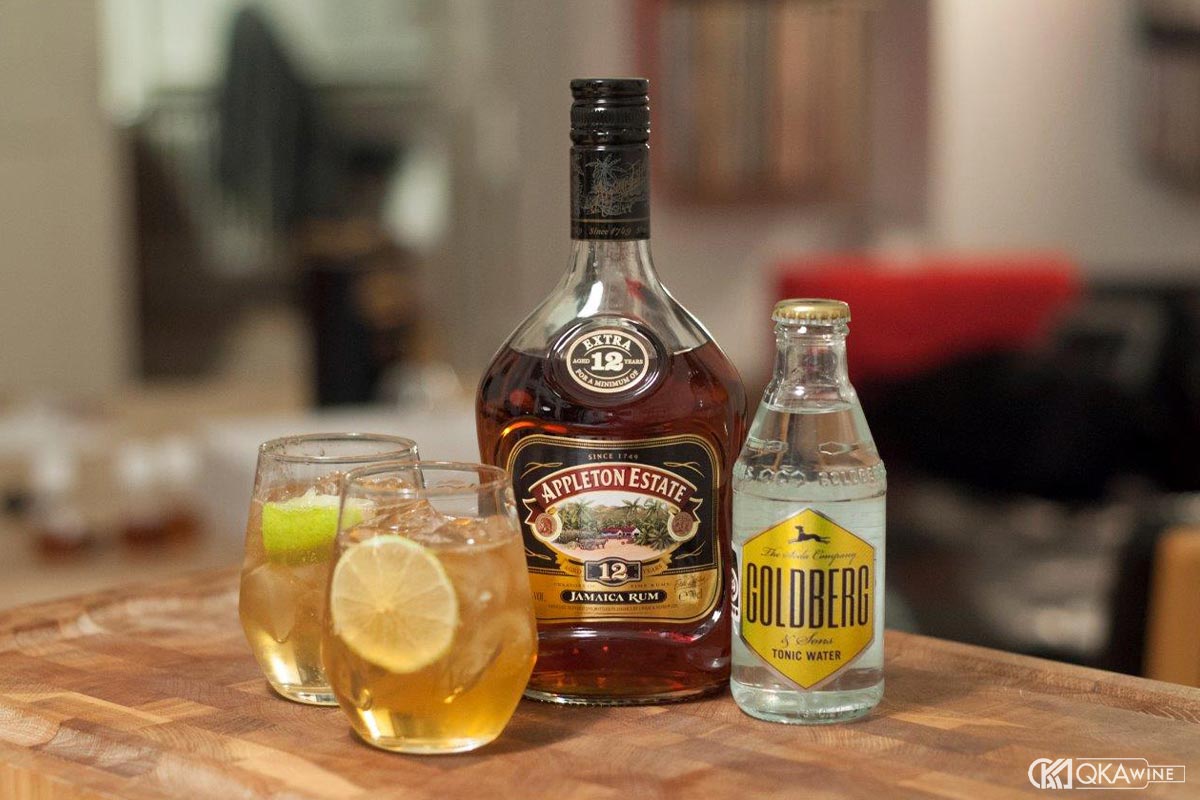 Rượu Rum pha cùng soda hoặc tonic