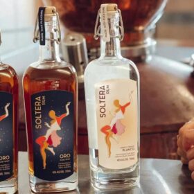 Rượu Rum thủ công