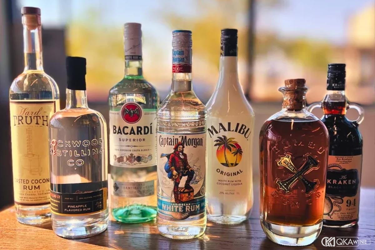 So sánh Absinthe với Gin, Rum và Vodka về nồng độ cồn và khả năng pha chế