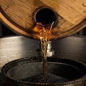 Bourbon cask strength và single barrel là gì?