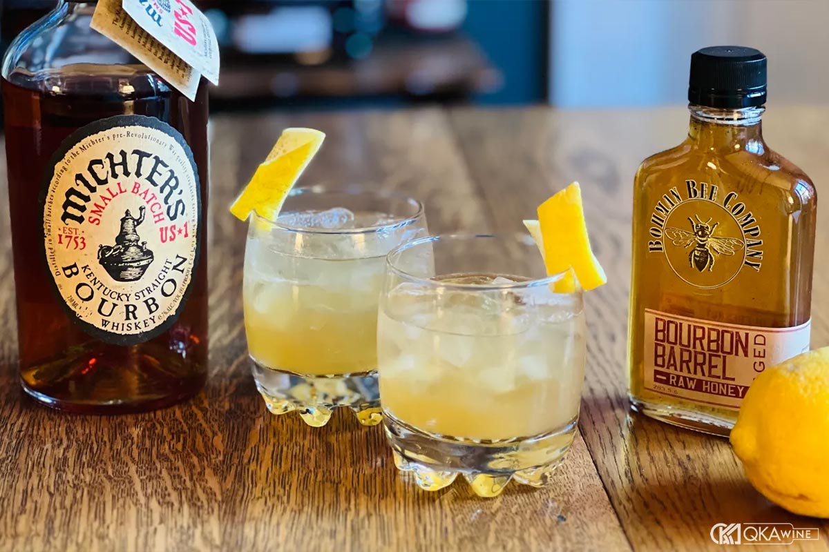 Gold Rush Bourbon whiskey cocktail