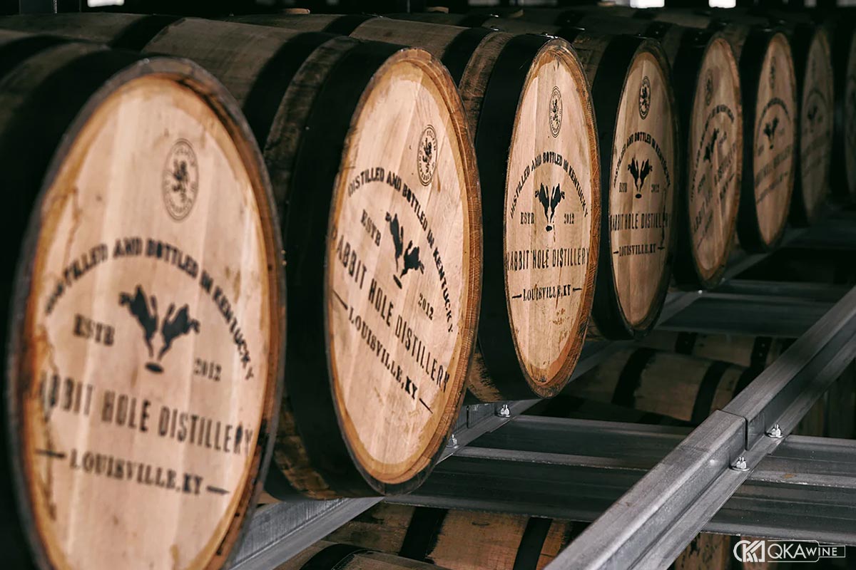 Quá trình tương tác giữa rượu và gỗ sồi trong quá trình ủ