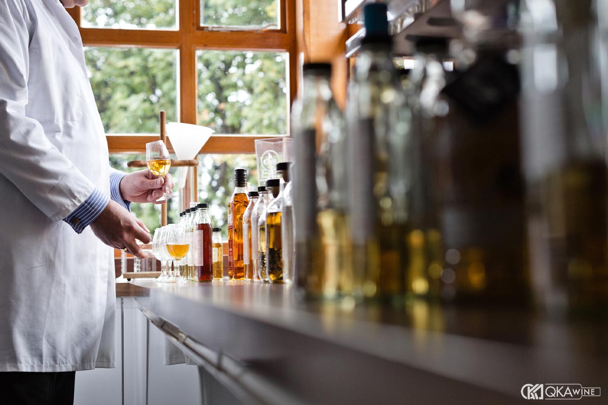 Quy trình kiểm tra và phối trộn whisky sau khi ủ