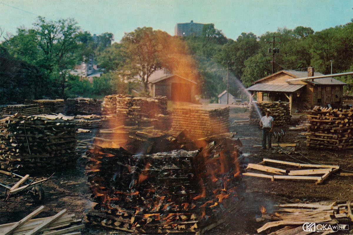 So sánh Lincoln County Process với phương pháp sản xuất Bourbon