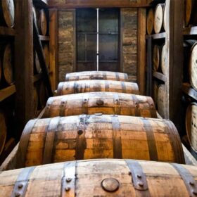 Thời gian ủ Bourbon ảnh hưởng gì đến hương vị whiskey?