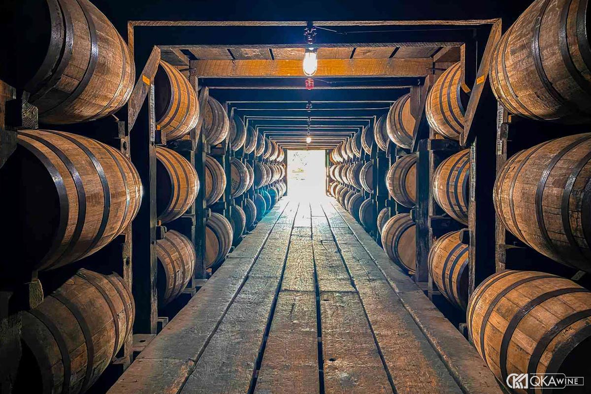 Thời gian ủ và môi trường ảnh hưởng thế nào đến chất lượng Bourbon