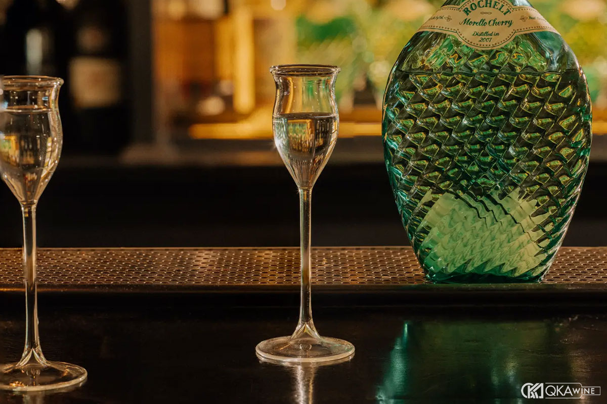 Ai nên hạn chế hoặc tránh uống Eau-de-Vie?