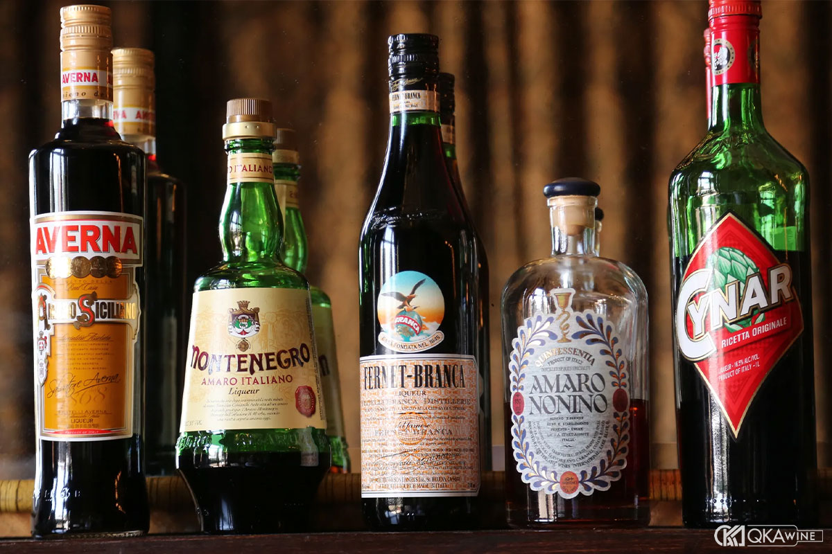 Amaro khác gì so với rượu Liqueur?
