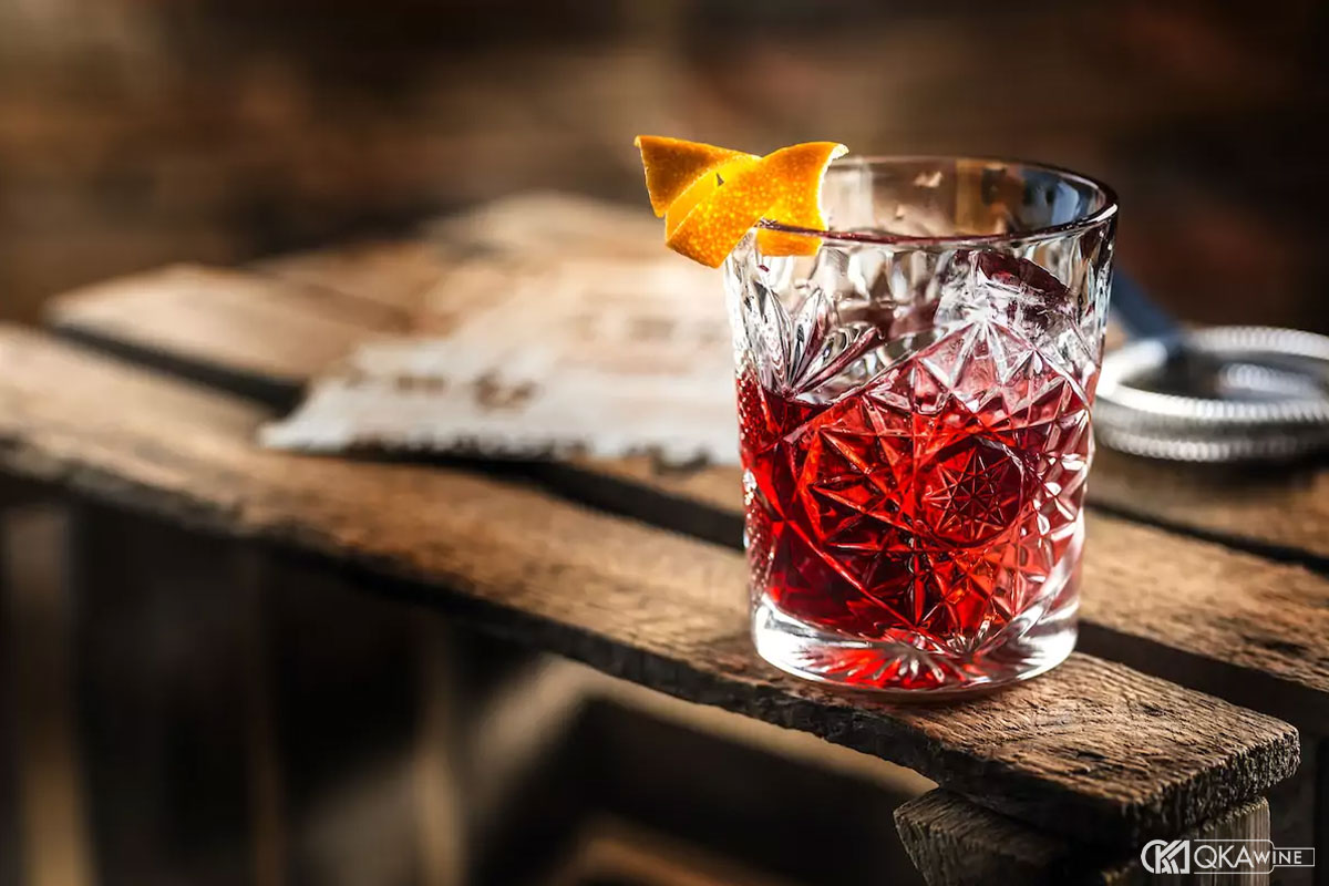 Chọn Rouge Vermouth cho cocktail cổ điển phong cách mạnh