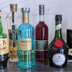 Rượu Liqueur khác gì so với Liquor, Spirit và rượu mạnh?