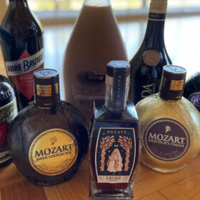 Rượu Liqueur khác gì so với Vermouth, Amaro và Aperitivo?