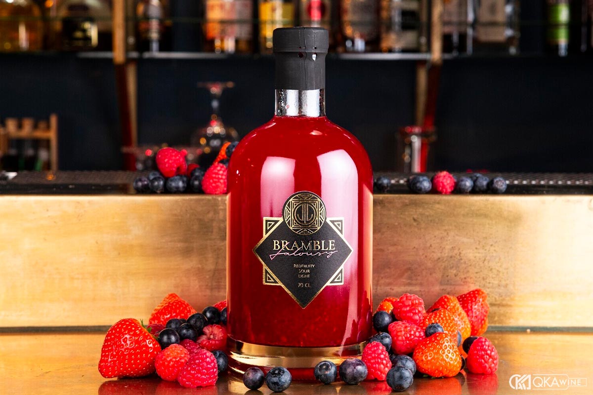 Dâu đỏ với sắc hương thanh sáng