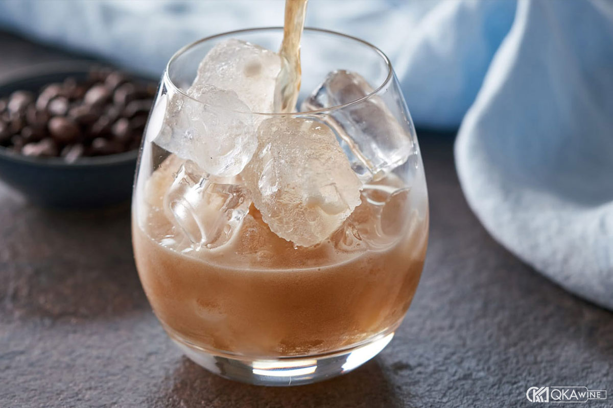 Uống rượu Liqueur với đá