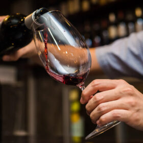 Cách uống vang Bordeaux