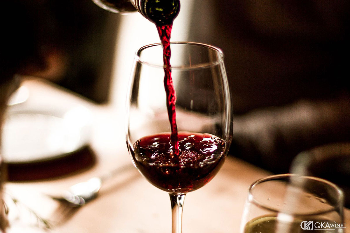 So sánh cấu trúc trong ly giữa vang Bordeaux và Chile Cabernet