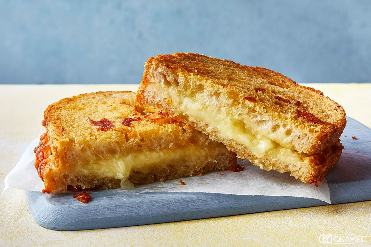 Pastis ăn cùng phô mai và món béo vừa