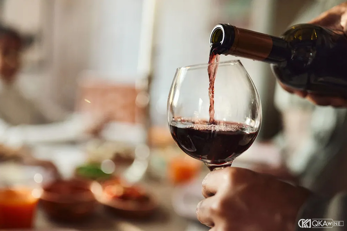 Ai không nên duy trì thói quen uống vang đỏ mỗi ngày?