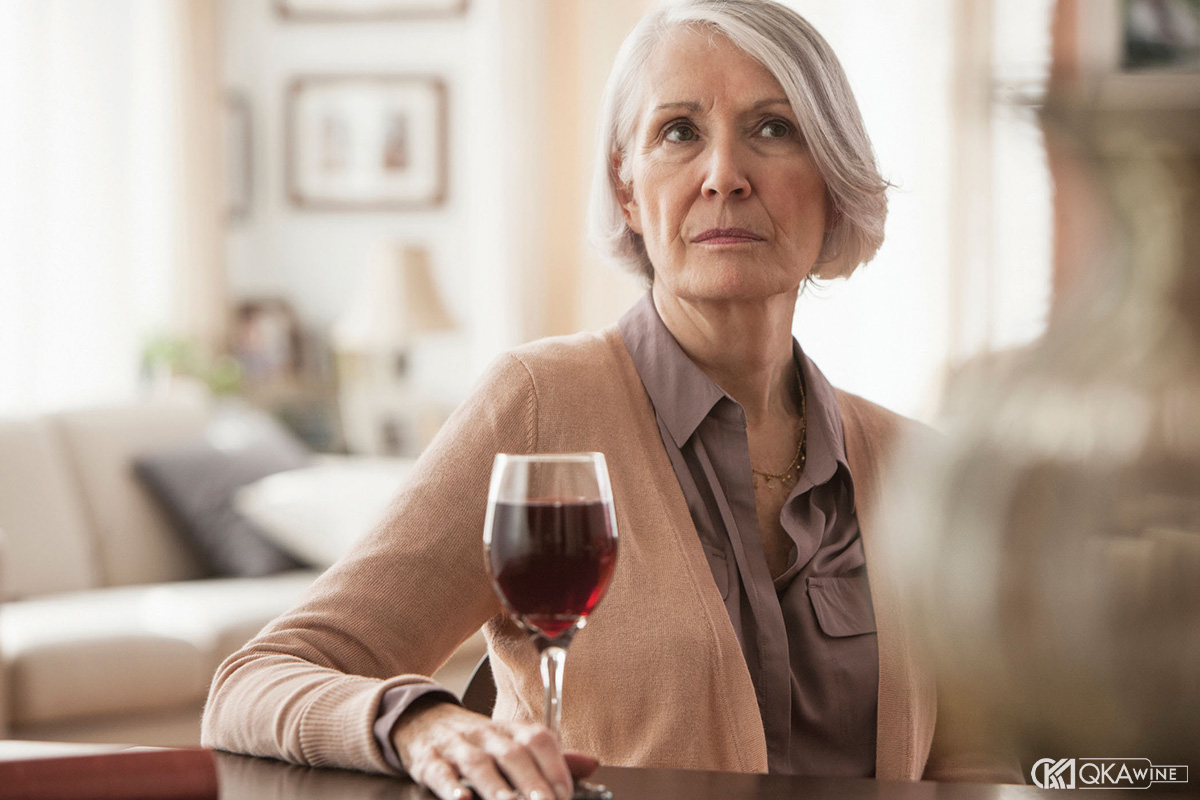 Ai cần đặc biệt thận trọng với rượu vang đỏ?