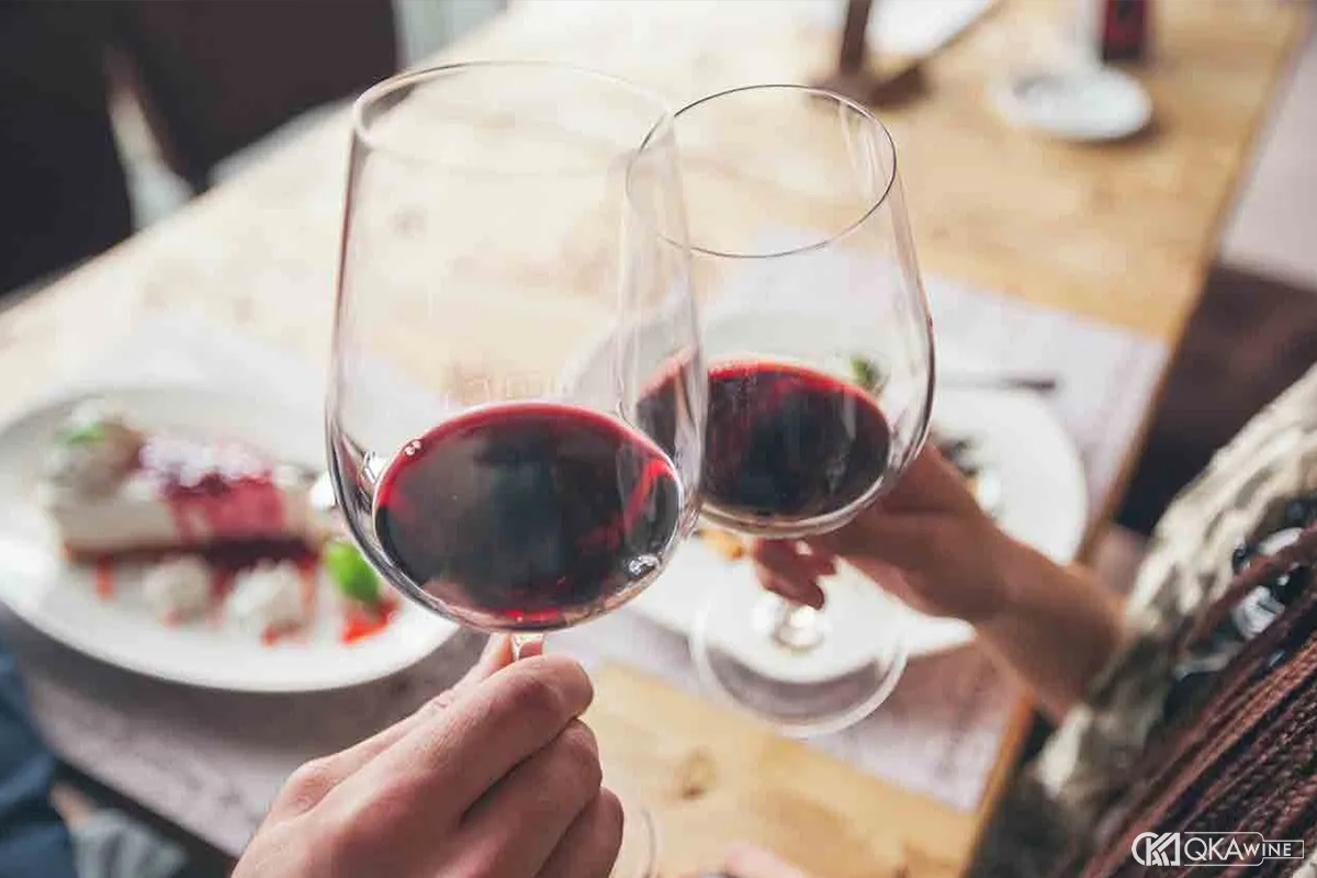 Cách nhìn đúng về vang đỏ trong đời sống hiện đại