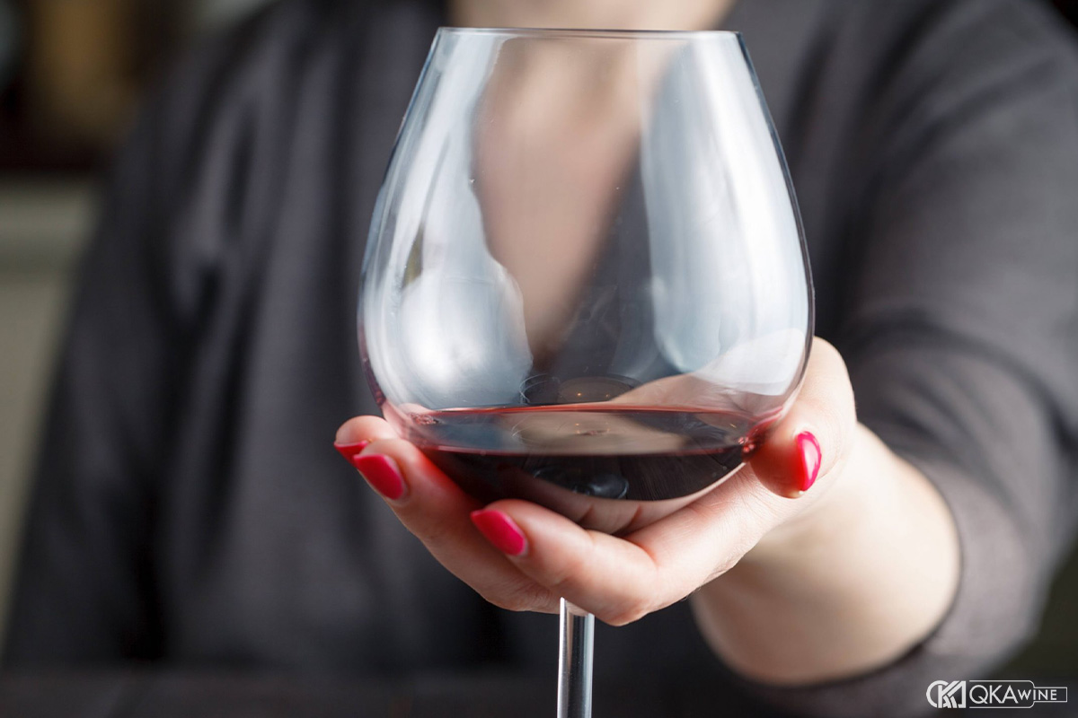 Cách nhìn đúng hơn về tim mạch và rượu vang đỏ