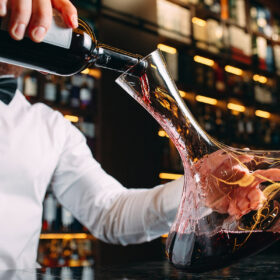 Có nên decant mọi loại vang đỏ?