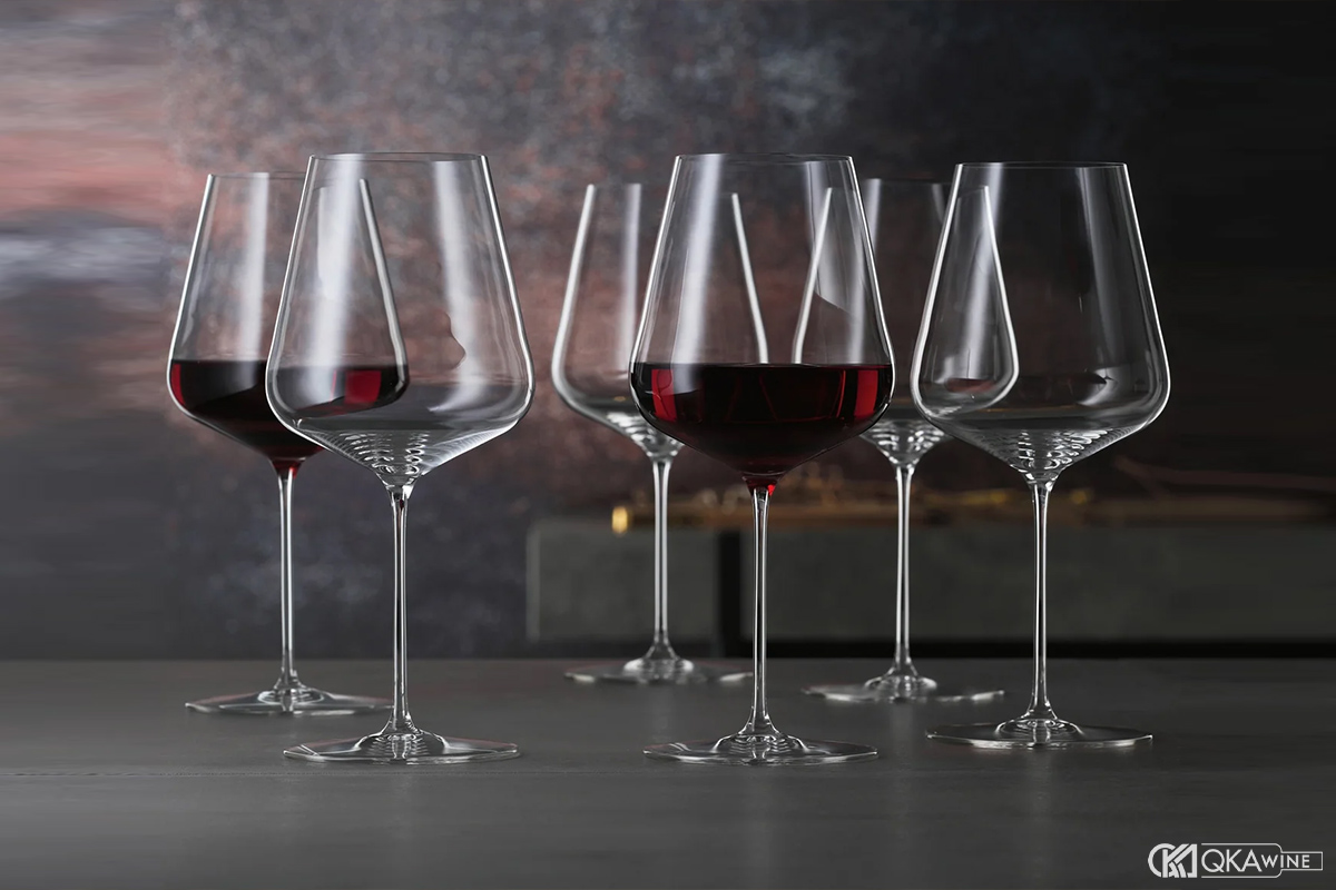 Ly Burgundy dành cho vang đỏ thanh lịch