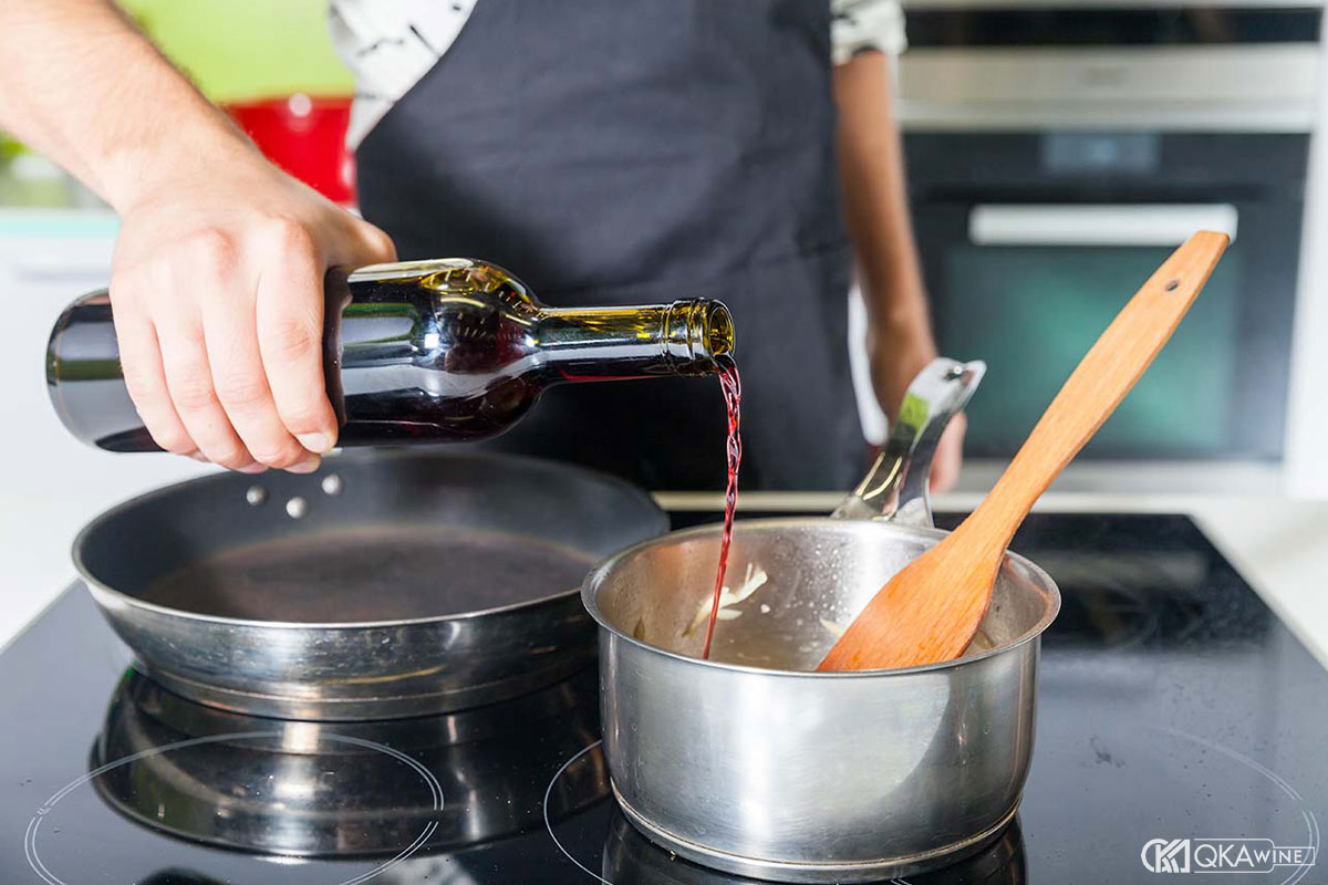 Những sai lầm thường gặp khi dùng vang đỏ để nấu ăn