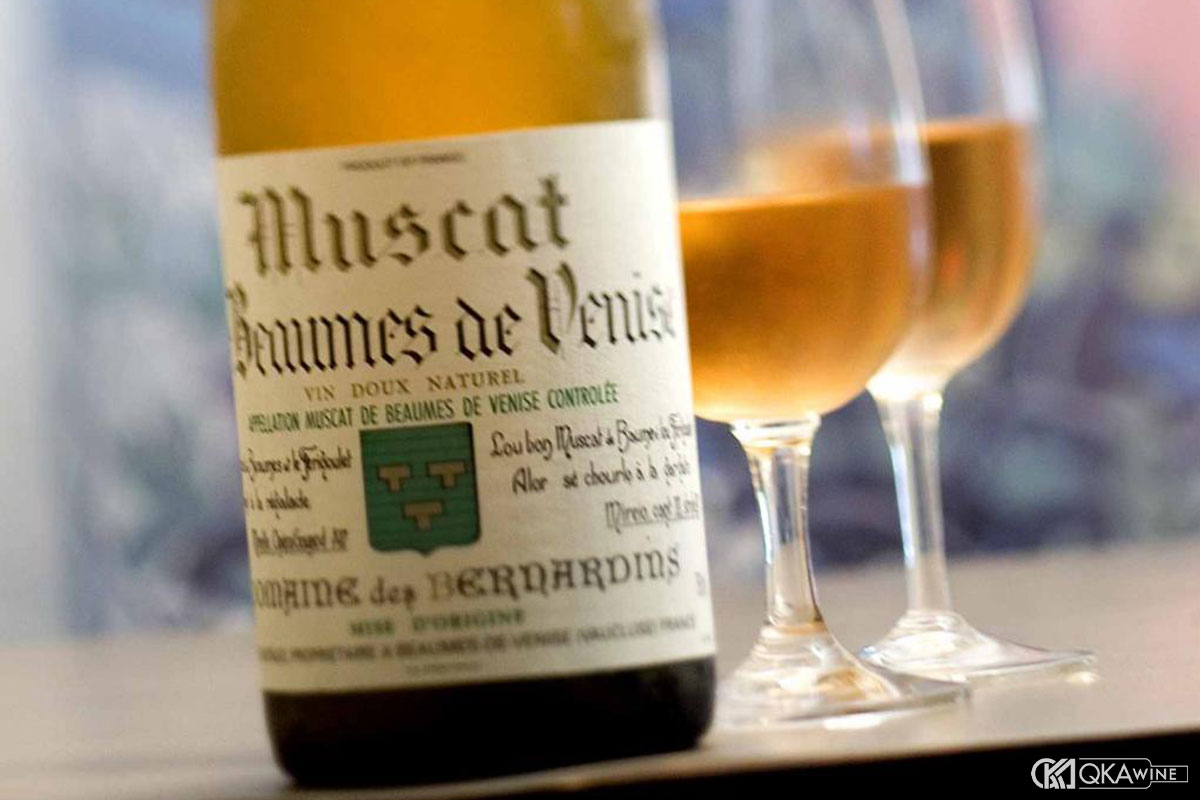 Phục vụ vang Muscat Blanc à Petits Grains