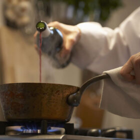 Rượu vang đỏ dùng trong nấu ăn nên chọn loại nào?