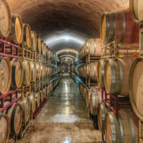 Thùng gỗ sồi ủ rượu vang