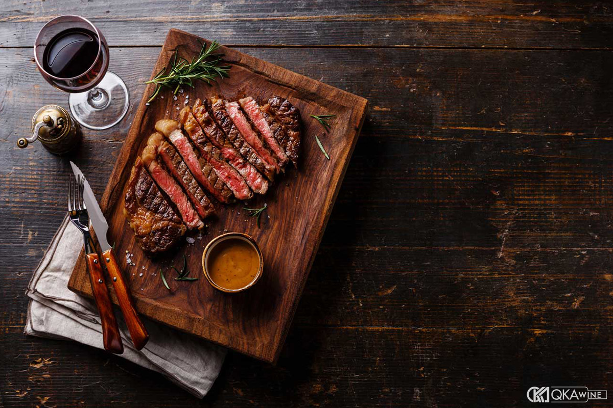 Vang đỏ hợp với steak và bò nướng