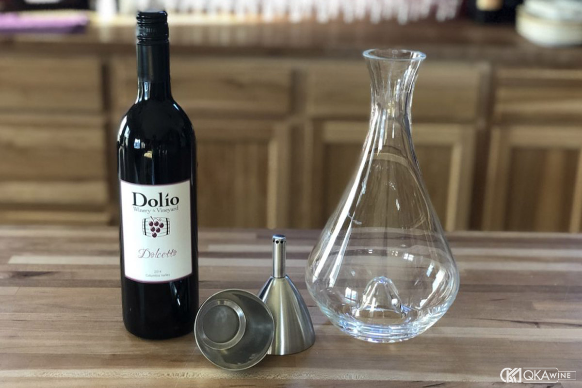 Cách xử lý Sediment đúng khi mở và phục vụ rượu