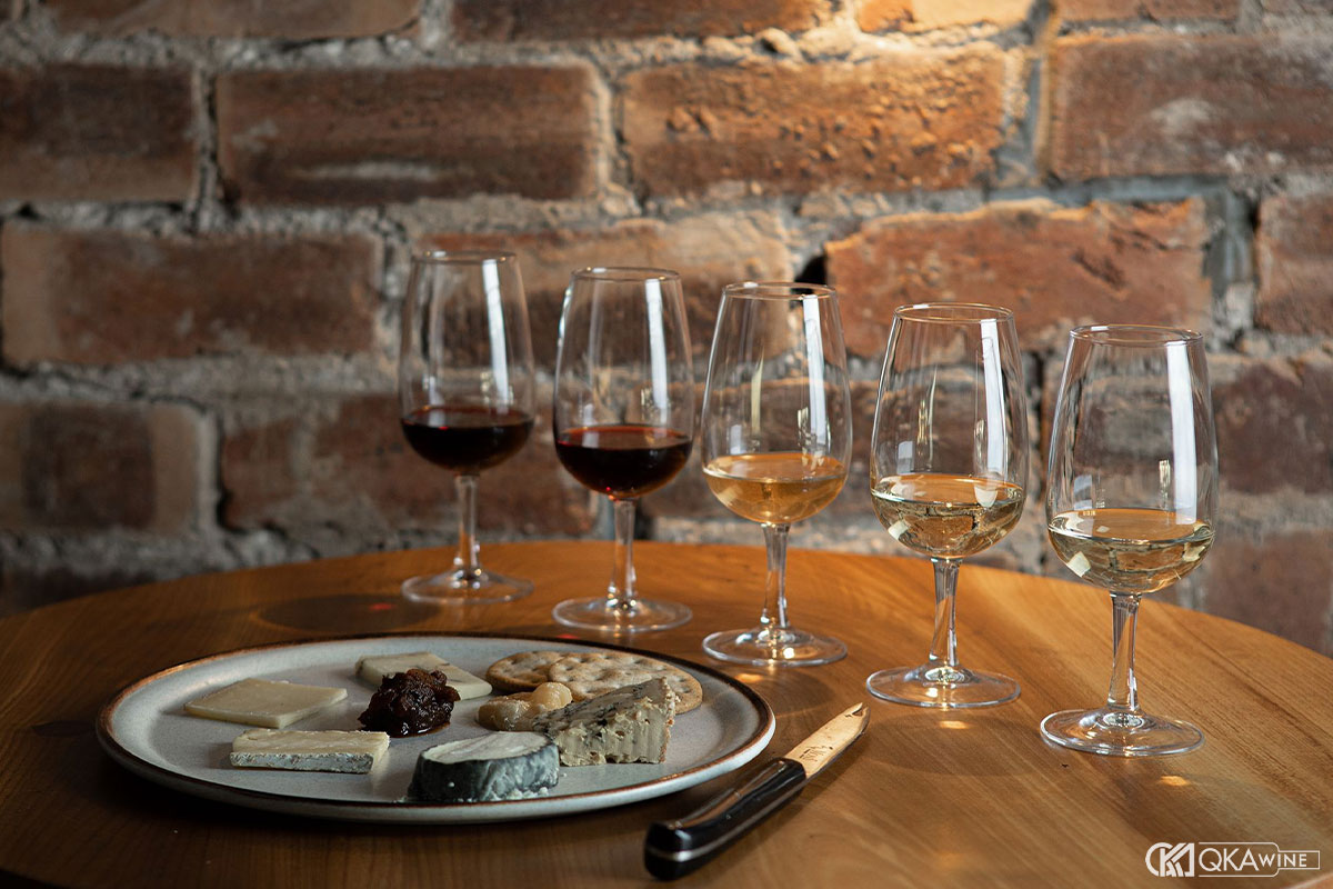 Dễ nhầm Brett với những gì?