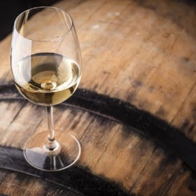 Rượu vang Chardonnay được ủ gỗ sồi như thế nào?