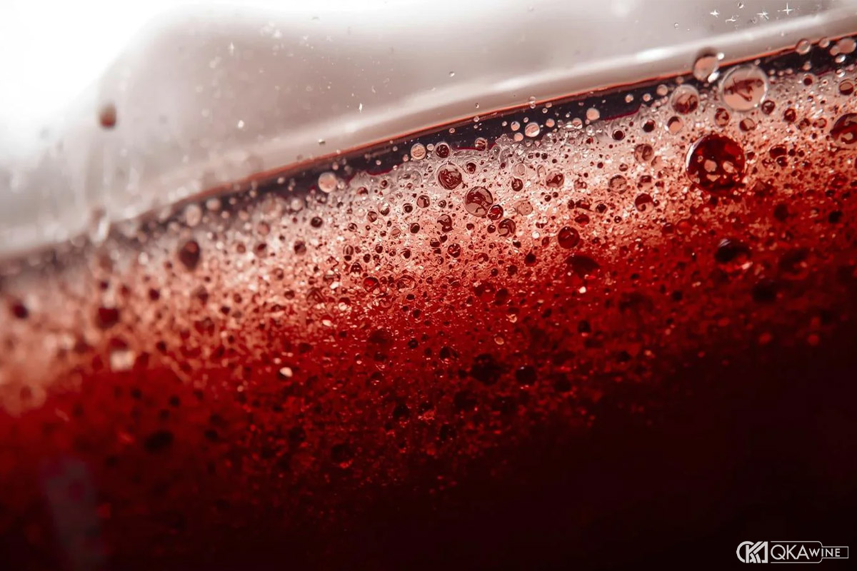 Sediment có phải dấu hiệu rượu hỏng không?