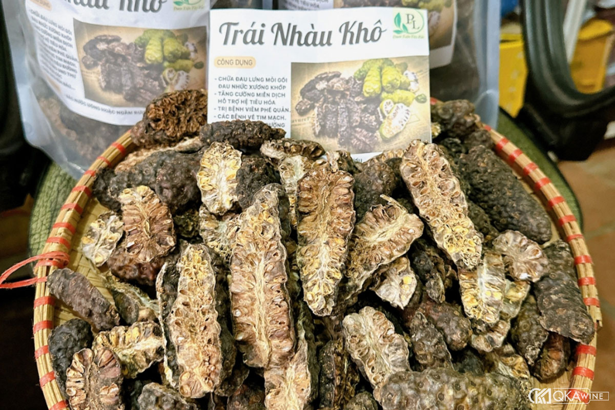 Có nên phơi hoặc nướng trái nhàu trước khi ngâm không?