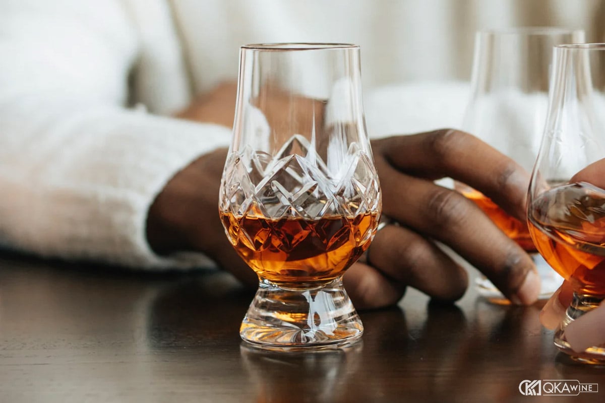 Vì sao ly Glencairn giúp cảm nhận whisky tốt hơn?